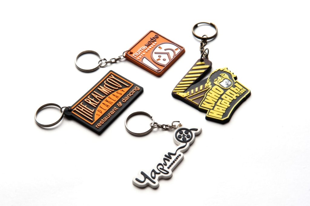 брелоки с лого фирменный брелок